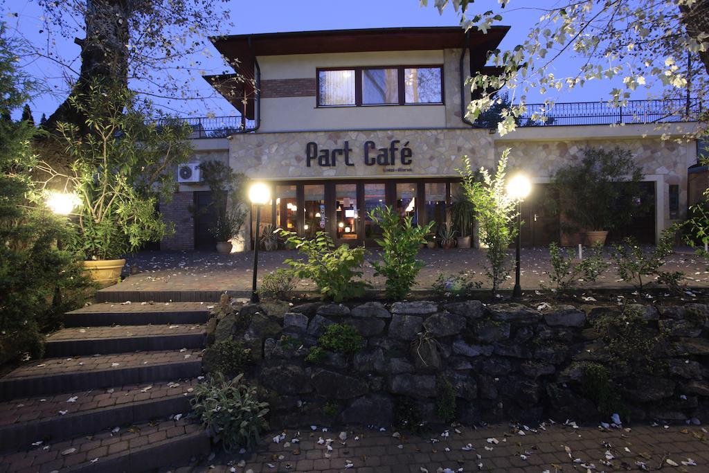 Part Cafe Residence Dunakeszi Dış mekan fotoğraf